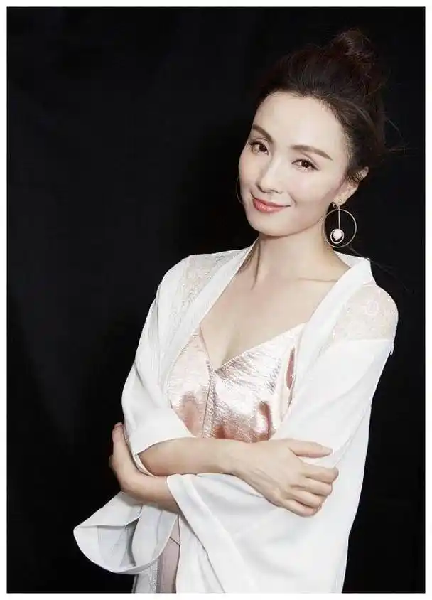 47岁的陶虹真有贵妇感穿白色外套配开叉裙扎丸子头真减龄