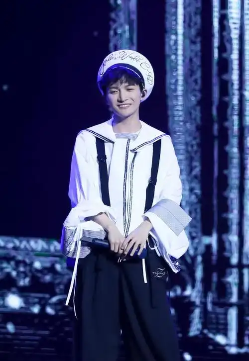 夏日绝美少年,吴磊周深蔡徐坤丁程鑫,男明星水手服造型大赏