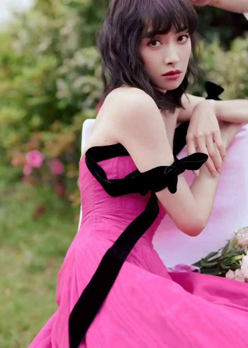 宋茜# 一袭玫红色抹胸露背礼裙,清纯甜美的容颜,窈窕曼妙的身材,峭构