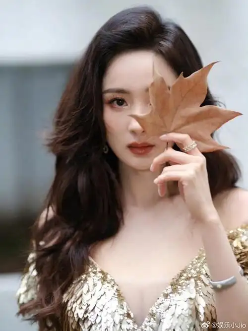 杨幂这套金色流光裙只看上半身真的很像涅盘重生的凤凰