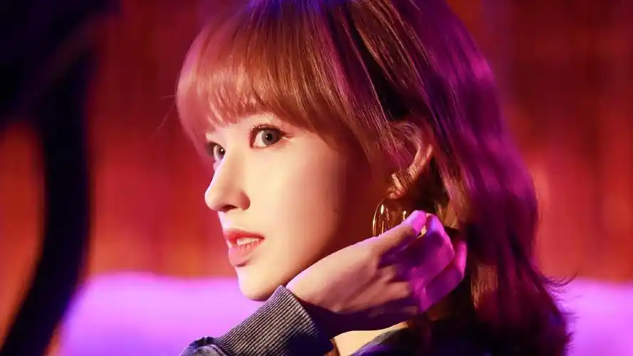 程潇卷发甜美高清桌面壁纸