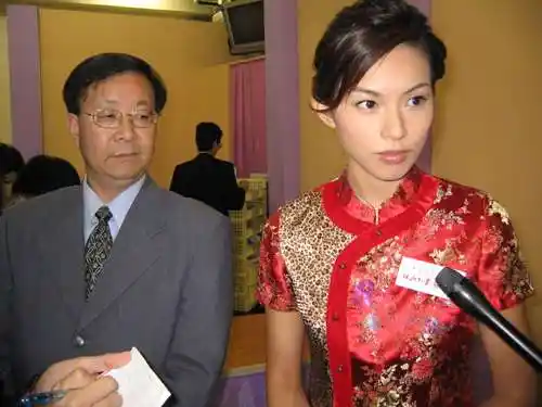 贱男梁荣忠跪地求饶朱慧敏解冻重出江湖