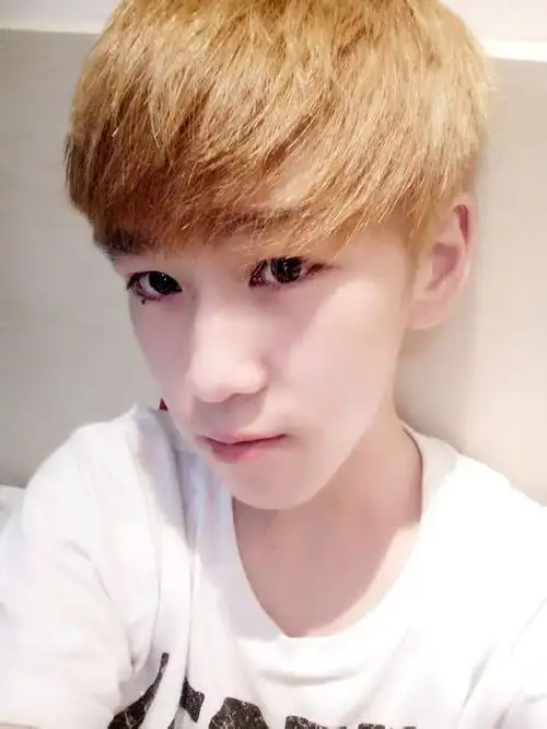 黄头发的少年 你爱吗_男生qq皮肤_我要个性网
