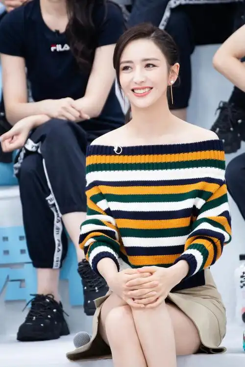 佟丽娅机场穿搭很接地气小熊毛绒外套配运动裤气质青春靓丽