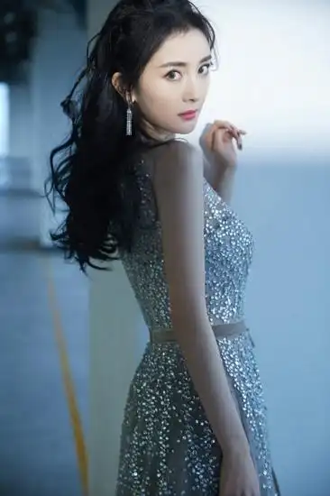 杨幂佩戴boucheron宝诗龙闪耀2019微博之夜