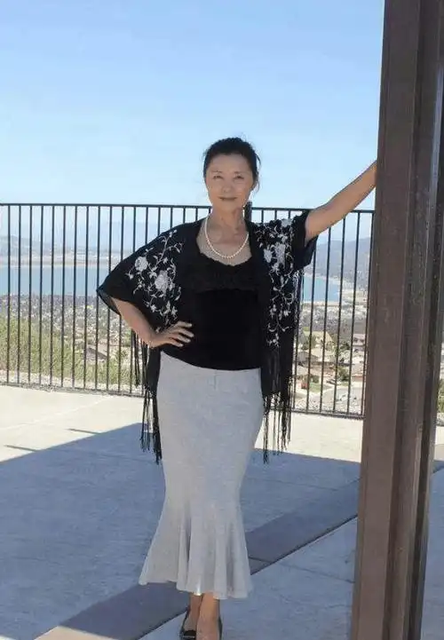 红牡丹姜黎黎近70的年纪仍美艳薄纱裙配紧身背心看着不俗