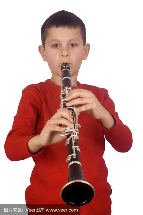 小男孩在吹单簧管