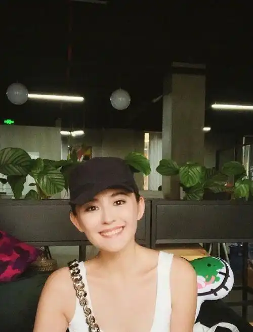 热依扎穿吊带现身机场,引起网友热议,身材发福赘肉明显