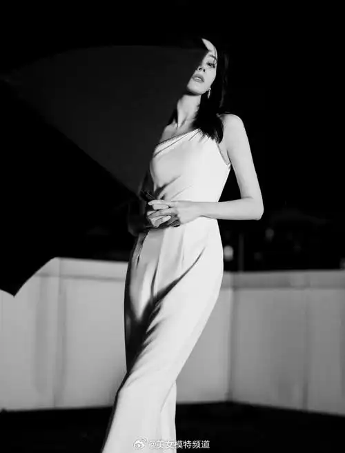 迪丽热巴天台撑伞氛围感大片释出 眼神凝视霸气侧漏