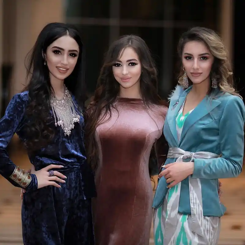 中亚地区混居欧罗巴人种和蒙古人种.