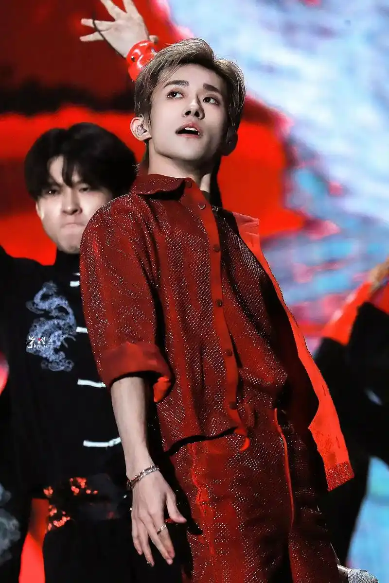 图cr.logo #易烊千玺 #舞台 #易 - 抖音