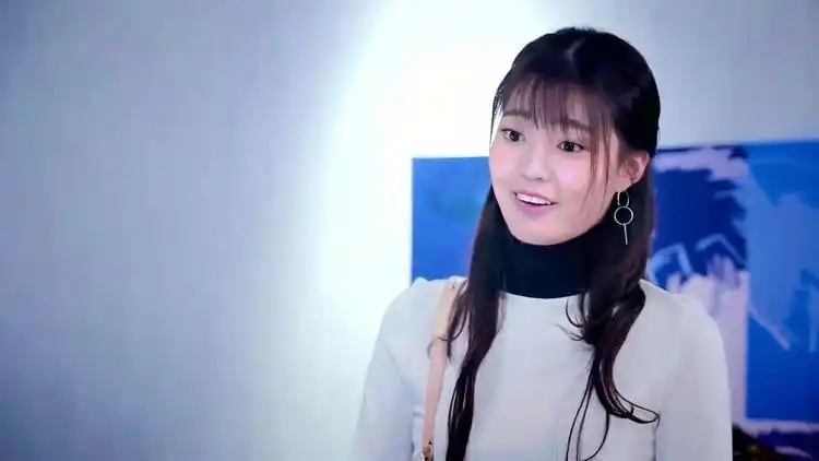 狐狸的夏天韩君瑶表面帮董事长看着顾瑾韵实则是喜欢他