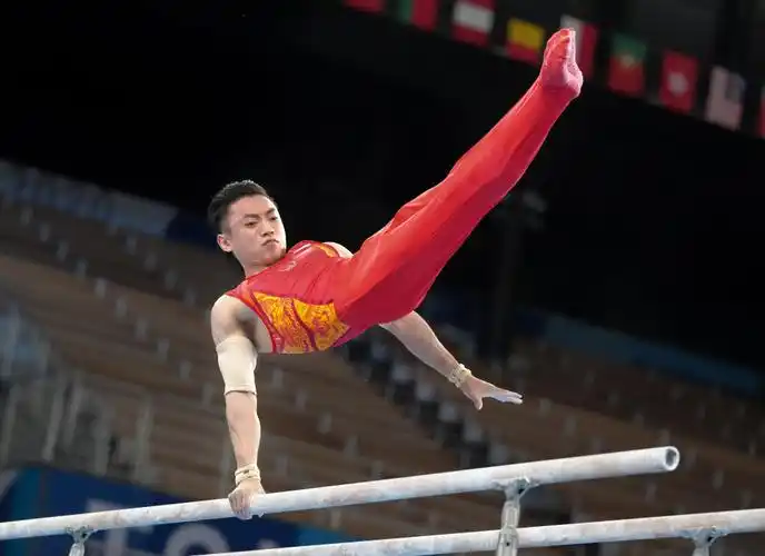 中国运动员孙炜进行双杠项目训练.摄影:程敏