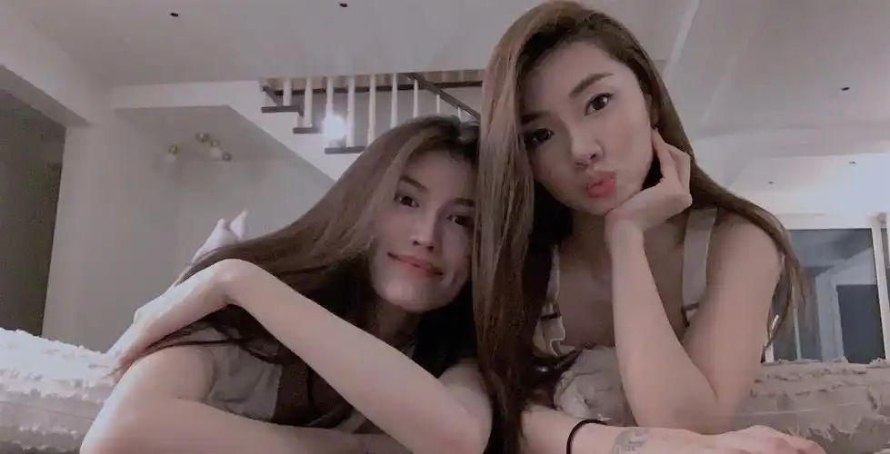 程晓玥何穗闺蜜久违同框 对镜托脸自拍似亲姐妹