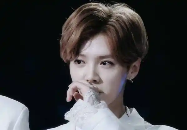 不管是爱情还是事业,鹿晗心智上的时尚都让他显得与年龄不是那么相符