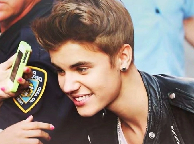 留着飞机头的不羁少年  帅气的贾斯汀比伯