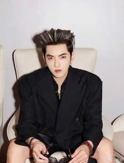 吴亦凡赛博朋克风造型