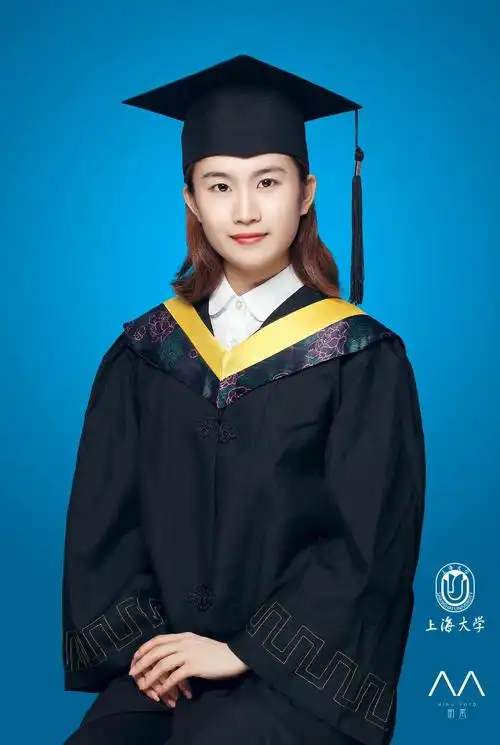 shuers快来领件学士服今年的毕业照和爸妈一起拍