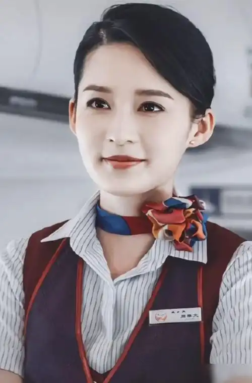 李沁《中国机长》剧照,红衣喜庆,紫衣端庄,看到马甲:空姐本姐
