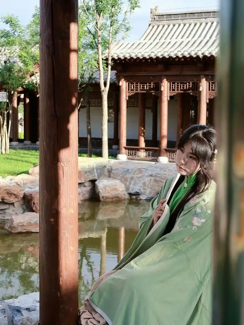 汉服中国风."何来人间一惊鸿,只是世间一俗人." 古风汉服 - 抖音