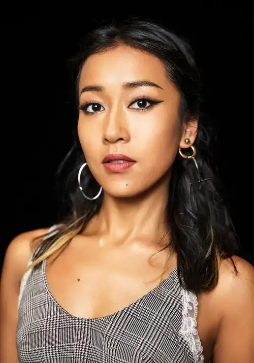 黑皮肤的女人怎么打扮才漂亮学吉克隽逸这样穿黑也黑得出众