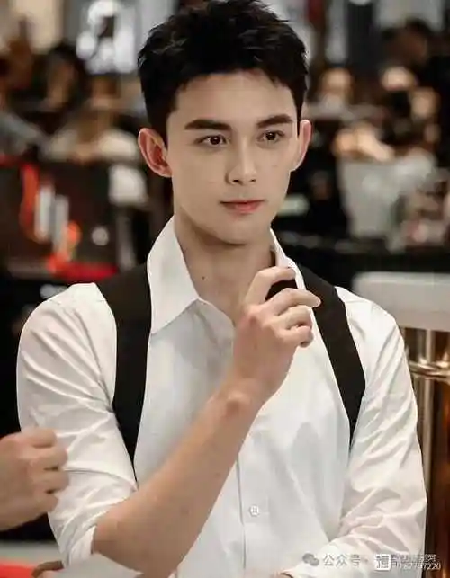 吴磊6-25岁颜值变化,从可爱到现在阳光帅气荷尔蒙爆棚,真是老天赏饭吃