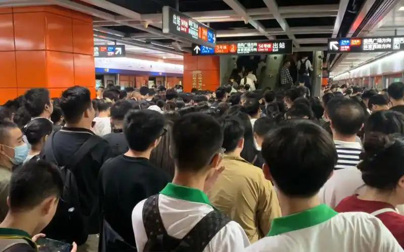 广州地铁周五晚高峰随拍