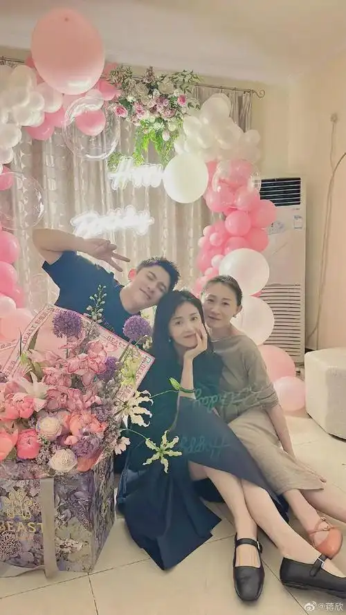 40岁蒋欣晒生日现场照穿束腰黑裙越来越瘦脚背青筋超明显