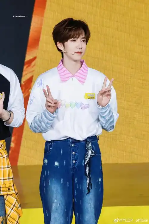 时代少年团-贺峻霖身穿yldp彩绘爱心短袖t恤,绚丽色彩与涂鸦印花敲铑