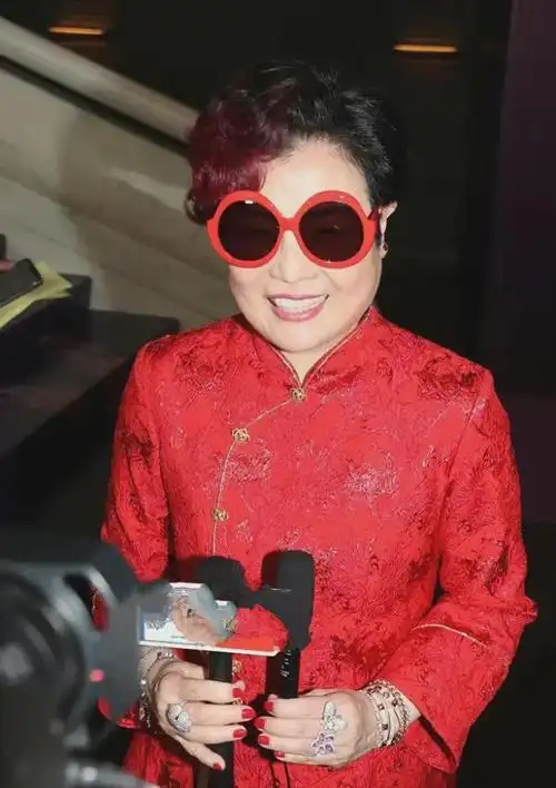 邝美云近况曝光61岁富态离婚不记仇容忍吕良伟杨小娟秀恩爱