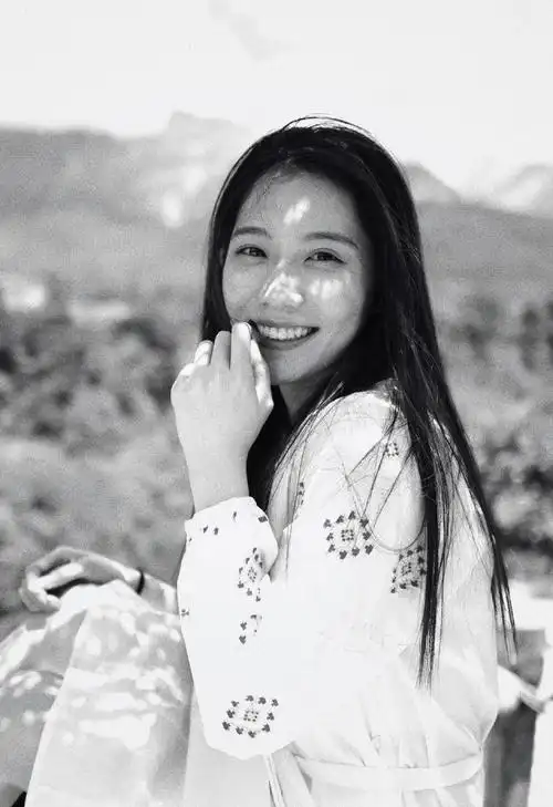 穆乐恩白裙优雅质感写真图片