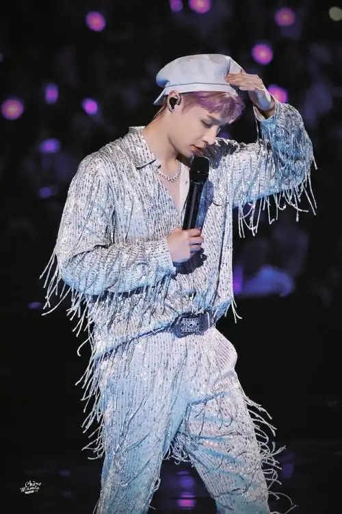 张艺兴[超话]##张艺兴染粉发##张艺兴演唱会中控#230805 大航海邵圳