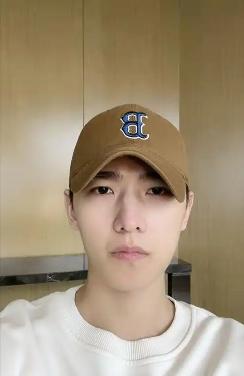 杨洋素颜直播状态太好了白色卫衣戴棒球帽笑起来少年感十足