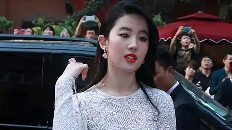 刘亦菲穿搭越来越大胆了
