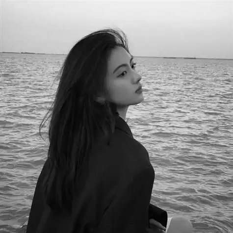 高清黑白女头像高冷 受过伤强大起来依旧活的漂亮