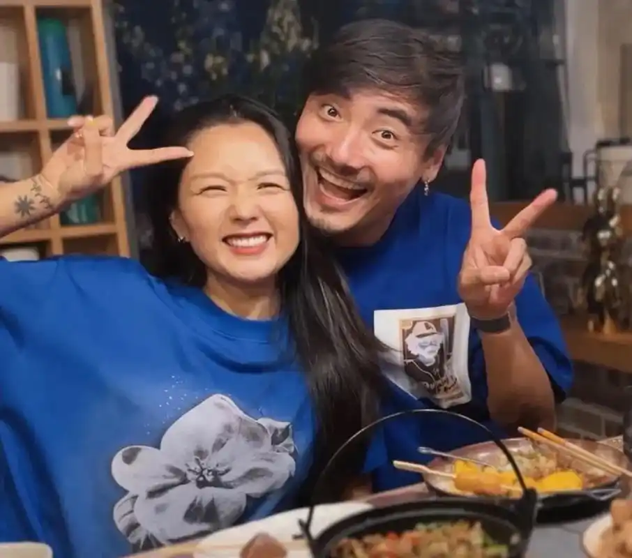 何洁和她老公刁磊出来秀恩爱了,两人贴脸比耶举止亲密,感情稳定,t恤