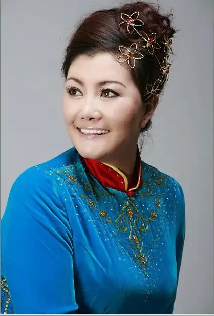 蒙古族女高音歌唱家,爱民(北京)歌舞团副团长,曾获中央电视台青年歌手