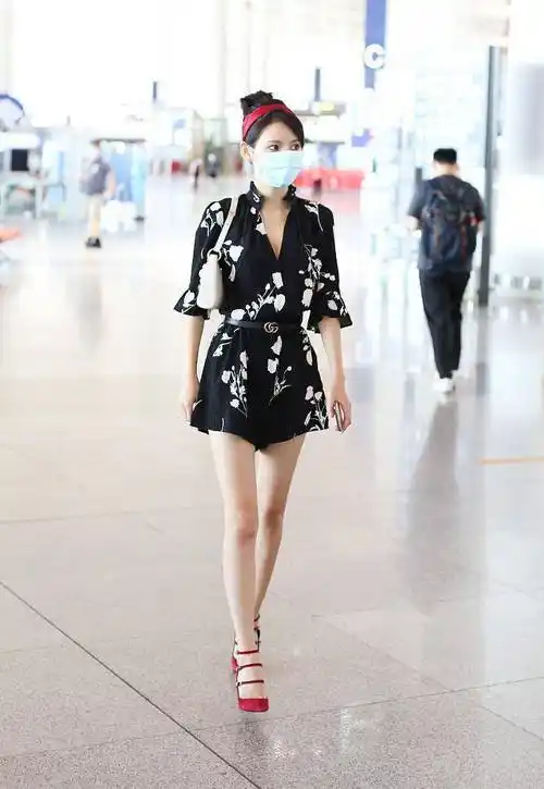 不愧是王思聪前女友中最出名的,张予曦连体裤配红发箍,娇俏复古_黑色