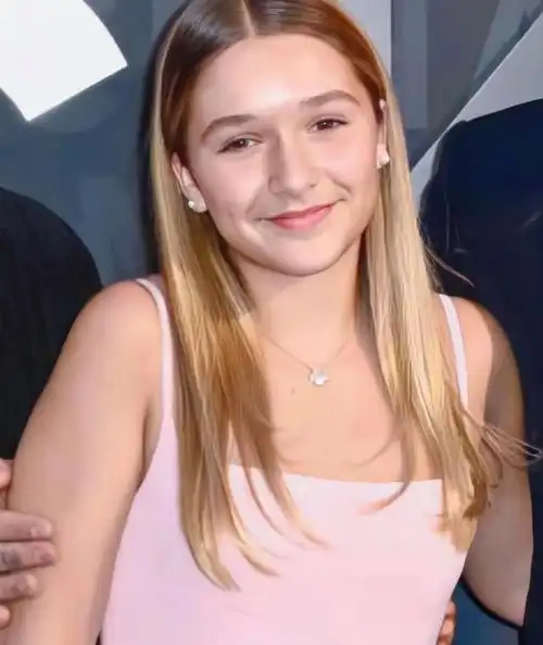 贝克汉姆的女儿小七长大了金发碧眼白皮肤亭亭玉立好漂亮