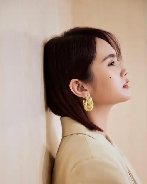 杨丞琳全新look释出穿米黄色西装随性有型