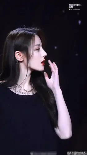 迪丽热巴美照!舞台上艳光四射的她,私底下却是一个小可爱