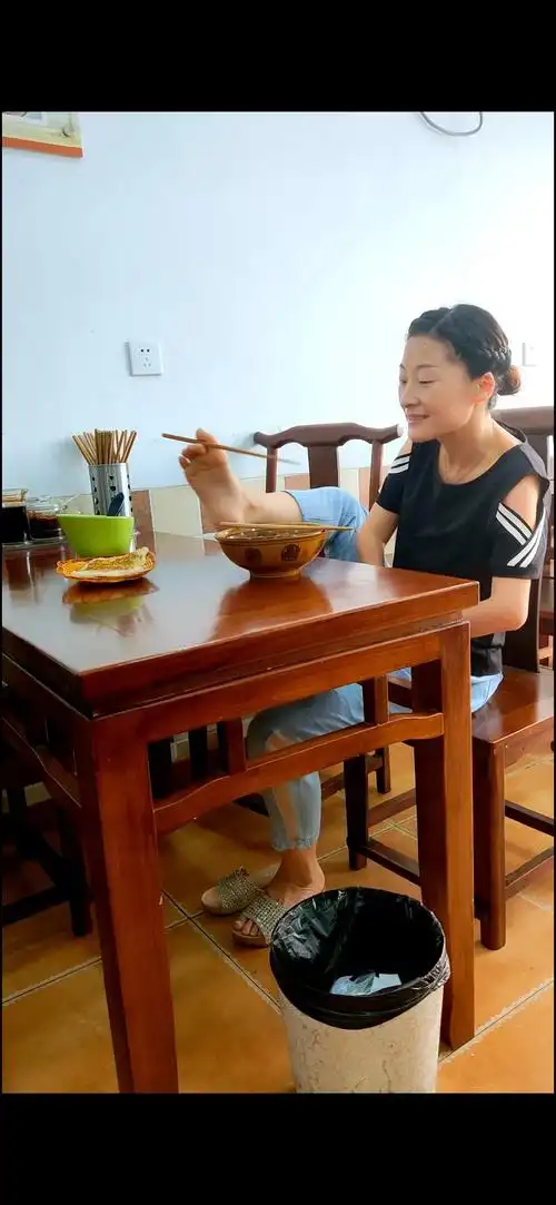 在外面旁若无人的用脚吃饭,最难克服的是心理障碍,让自己做个内心强大