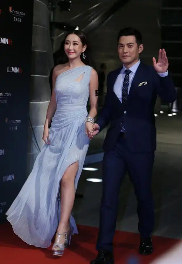 严屹宽妻子身材这么好,穿单肩裙配高跟鞋,优雅成熟挺高级的