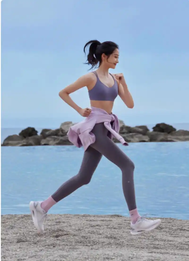 关晓彤在摩纳哥海边跑步被拍到,展现了她健康运动的一面.