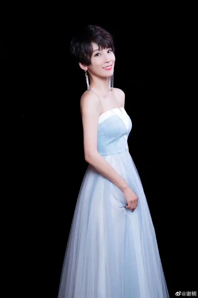 谢楠写真谢楠写真新浪娱乐讯 1月8日,谢楠在微博晒出与吴京的写真,发