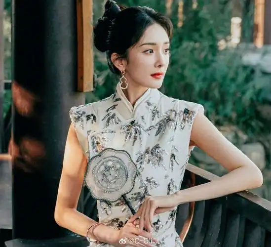 特别定制密竹刺绣旗袍造型,将东方气韵的美,一展无遗～98#杨幂旗袍