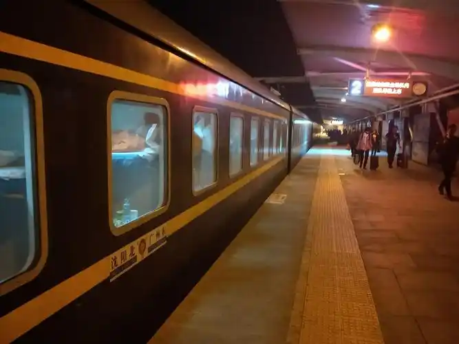 行走在长途直列,依旧绿皮火车,依旧硬座车厢,首发站与终点站,我人生的