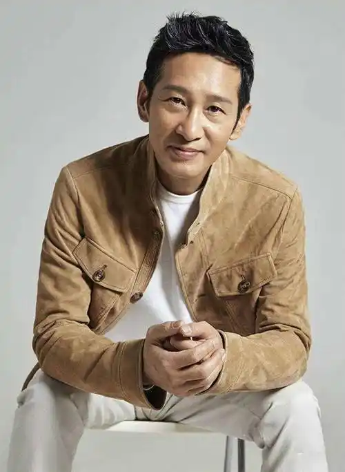 1967年王劲松出生在无锡的一个普通家庭,毕业于江苏省戏剧学校,之后在