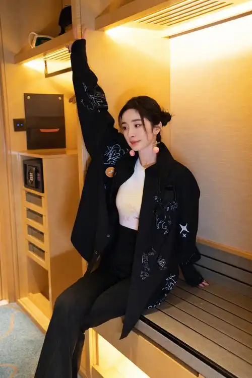 杨幂密逃全新剧照~双麻花辫丸子头 全黑造型,桃子耳饰活力俏皮,我们