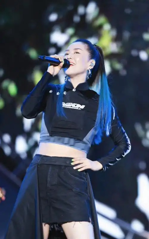 谭维维彩色马尾露腹装酷帅迷人 摇滚台风潇洒十足